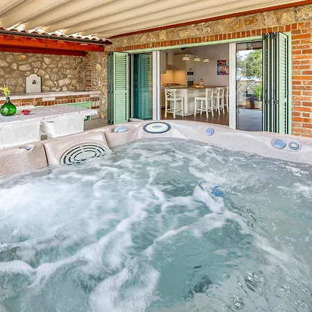 Σπίτι διακοπών Gorgeous In With Jacuzzi Nerezine