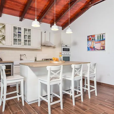 Case de vacanță Gorgeous In With Wifi Nerezine