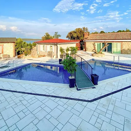 Gorgeous In With Jacuzzi
